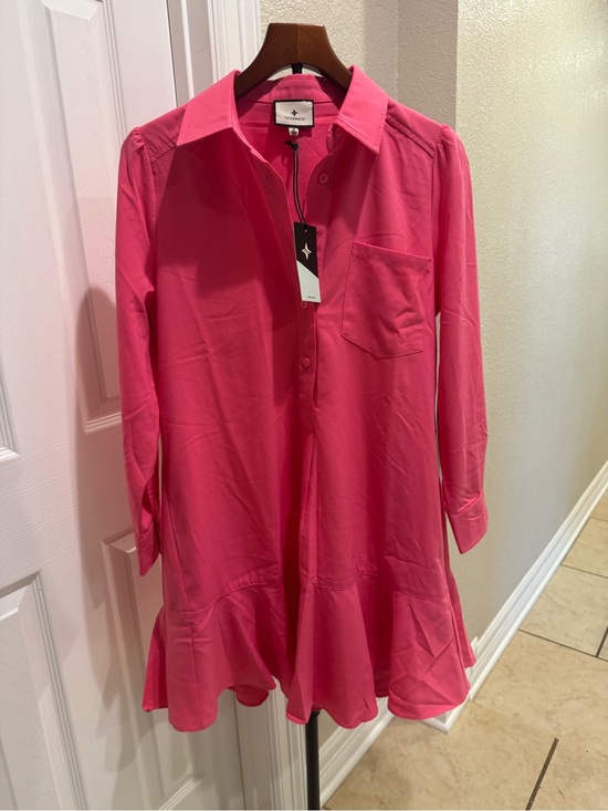 Tuckernuck Dresses & Skirts - Tuckernuck Bright Pink Button-Front Ruffle Hem Tunic Shirt Dress Size M NWT